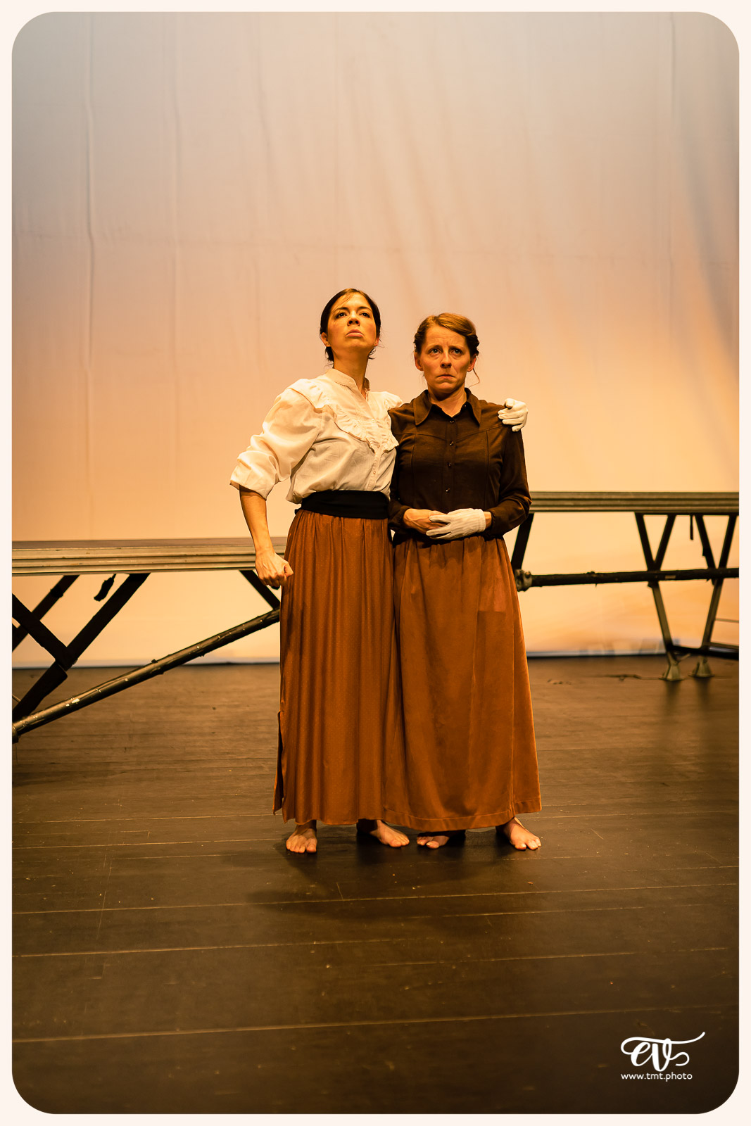 LA MESNIE H. - UN JOUR D'ÉTÉ